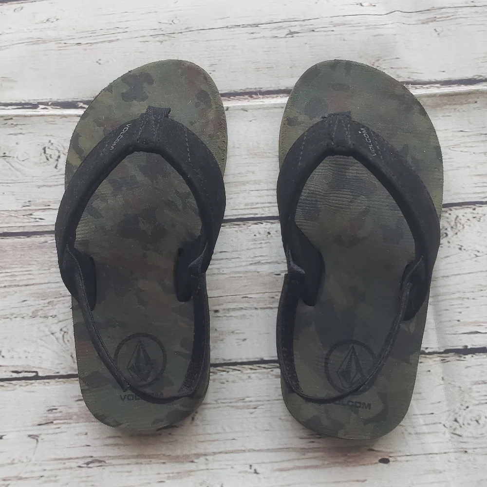 Volcom dark camo flip flop sandals little kids size 11